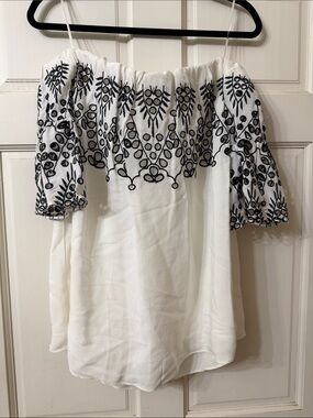 Gibson Latimer White Off-Shoulder Top with Black Embroidery